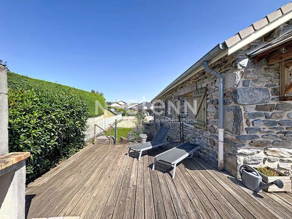 Belle maison meublée en pierre avec garage et terrain clos à Yssingeaux