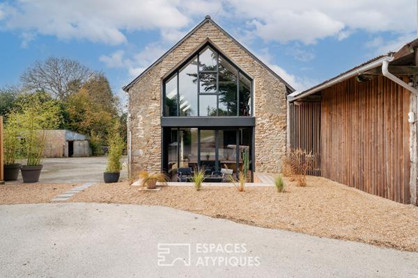 Elégante longère rénovée avec piscine et dépendances