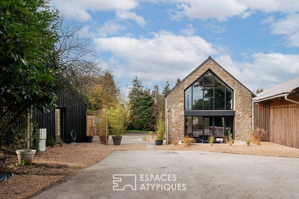 Elégante longère rénovée avec piscine et dépendances