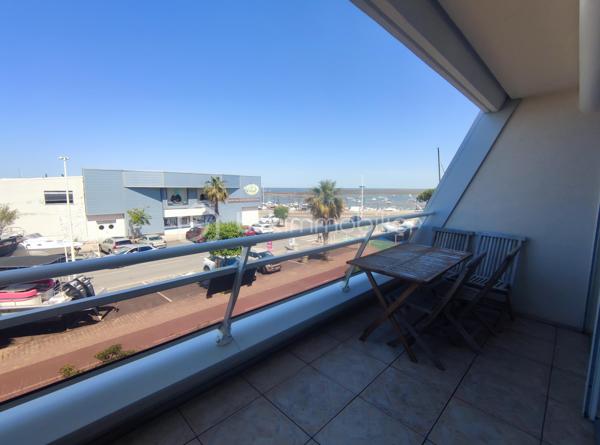 [ AIGUILLON / VUE MER / TRAVERSANT / PIÈCE DE VIE SPACIEUSE ET LUMINEUSE / TERRASSE + BALCON / PARKING / CHAMBRE + ENTRÉE CABINE ]

Venez découvrir ce spacieux appartement idéalement situé à Arcachon dans le quartier de l'Aiguillon : à l'entrée des quais du port, à 50m de la plage, et tous commerces à pieds. 

Il saura vous séduire par son agencement traversant, offrant une belle luminosité toute la journée ainsi qu'un rafraîchissement naturel pour le confort. 

Il se compose ainsi : 

- Grande entrée cabine avec deux lits superposés rabattables et rangements 
- Pièce de vie lumineuse de plus de 27 m² ouvrant sur une terrasse de 7,5 m² avec vue sur le port
- Une chambre avec rangements intégrés et accès à un balcon de 6 m² côté sud 
- Une cuisine indépendante avec accès balcon
- Une salle de bain avec baignoire
- Un WC indépendant 

Ce bien vous permet de profiter de deux extérieurs : un terrasse au nord avec vue sur le port et un balcon au sud. 
Il est vendu avec une place de stationnement extérieur sécurisé. 

L'immeuble est bien entretenu et a fait l'objet d'un ravalement de façade récent. 
La présence d'un gardien facilitera votre sécurité et le bon fonctionnement de l'immeuble au quotidien. 

---