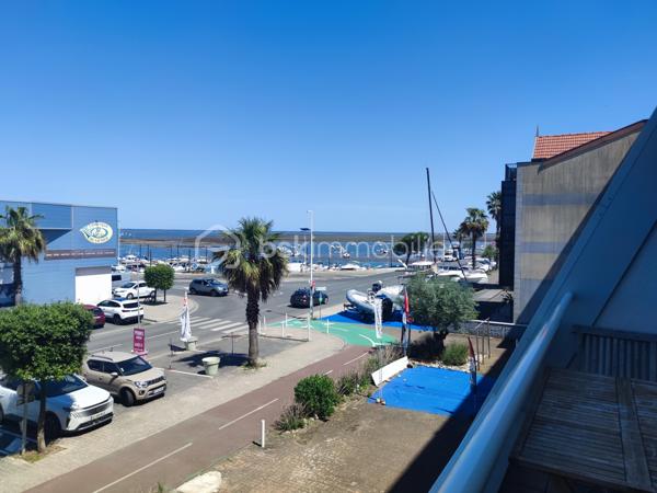 [ AIGUILLON / VUE MER / TRAVERSANT / PIÈCE DE VIE SPACIEUSE ET LUMINEUSE / TERRASSE + BALCON / PARKING / CHAMBRE + ENTRÉE CABINE ]

Venez découvrir ce spacieux appartement idéalement situé à Arcachon dans le quartier de l'Aiguillon : à l'entrée des quais du port, à 50m de la plage, et tous commerces à pieds. 

Il saura vous séduire par son agencement traversant, offrant une belle luminosité toute la journée ainsi qu'un rafraîchissement naturel pour le confort. 

Il se compose ainsi : 

- Grande entrée cabine avec deux lits superposés rabattables et rangements 
- Pièce de vie lumineuse de plus de 27 m² ouvrant sur une terrasse de 7,5 m² avec vue sur le port
- Une chambre avec rangements intégrés et accès à un balcon de 6 m² côté sud 
- Une cuisine indépendante avec accès balcon
- Une salle de bain avec baignoire
- Un WC indépendant 

Ce bien vous permet de profiter de deux extérieurs : un terrasse au nord avec vue sur le port et un balcon au sud. 
Il est vendu avec une place de stationnement extérieur sécurisé. 

L'immeuble est bien entretenu et a fait l'objet d'un ravalement de façade récent. 
La présence d'un gardien facilitera votre sécurité et le bon fonctionnement de l'immeuble au quotidien. 

---
