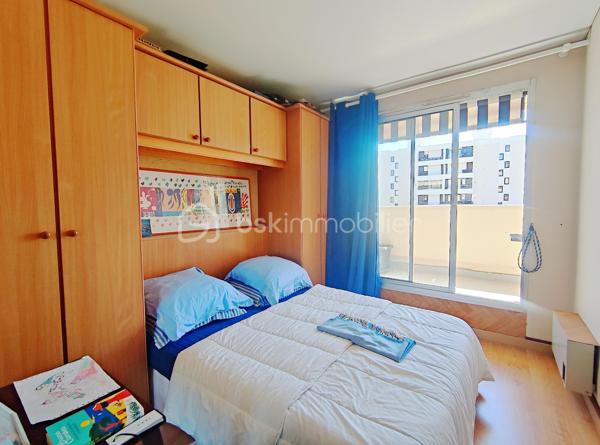 [ AIGUILLON / VUE MER / TRAVERSANT / PIÈCE DE VIE SPACIEUSE ET LUMINEUSE / TERRASSE + BALCON / PARKING / CHAMBRE + ENTRÉE CABINE ]

Venez découvrir ce spacieux appartement idéalement situé à Arcachon dans le quartier de l'Aiguillon : à l'entrée des quais du port, à 50m de la plage, et tous commerces à pieds. 

Il saura vous séduire par son agencement traversant, offrant une belle luminosité toute la journée ainsi qu'un rafraîchissement naturel pour le confort. 

Il se compose ainsi : 

- Grande entrée cabine avec deux lits superposés rabattables et rangements 
- Pièce de vie lumineuse de plus de 27 m² ouvrant sur une terrasse de 7,5 m² avec vue sur le port
- Une chambre avec rangements intégrés et accès à un balcon de 6 m² côté sud 
- Une cuisine indépendante avec accès balcon
- Une salle de bain avec baignoire
- Un WC indépendant 

Ce bien vous permet de profiter de deux extérieurs : un terrasse au nord avec vue sur le port et un balcon au sud. 
Il est vendu avec une place de stationnement extérieur sécurisé. 

L'immeuble est bien entretenu et a fait l'objet d'un ravalement de façade récent. 
La présence d'un gardien facilitera votre sécurité et le bon fonctionnement de l'immeuble au quotidien. 

---