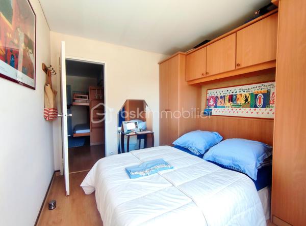[ AIGUILLON / VUE MER / TRAVERSANT / PIÈCE DE VIE SPACIEUSE ET LUMINEUSE / TERRASSE + BALCON / PARKING / CHAMBRE + ENTRÉE CABINE ]

Venez découvrir ce spacieux appartement idéalement situé à Arcachon dans le quartier de l'Aiguillon : à l'entrée des quais du port, à 50m de la plage, et tous commerces à pieds. 

Il saura vous séduire par son agencement traversant, offrant une belle luminosité toute la journée ainsi qu'un rafraîchissement naturel pour le confort. 

Il se compose ainsi : 

- Grande entrée cabine avec deux lits superposés rabattables et rangements 
- Pièce de vie lumineuse de plus de 27 m² ouvrant sur une terrasse de 7,5 m² avec vue sur le port
- Une chambre avec rangements intégrés et accès à un balcon de 6 m² côté sud 
- Une cuisine indépendante avec accès balcon
- Une salle de bain avec baignoire
- Un WC indépendant 

Ce bien vous permet de profiter de deux extérieurs : un terrasse au nord avec vue sur le port et un balcon au sud. 
Il est vendu avec une place de stationnement extérieur sécurisé. 

L'immeuble est bien entretenu et a fait l'objet d'un ravalement de façade récent. 
La présence d'un gardien facilitera votre sécurité et le bon fonctionnement de l'immeuble au quotidien. 

---