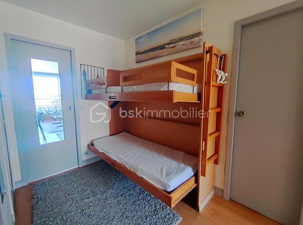[ AIGUILLON / VUE MER / TRAVERSANT / PIÈCE DE VIE SPACIEUSE ET LUMINEUSE / TERRASSE + BALCON / PARKING / CHAMBRE + ENTRÉE CABINE ]

Venez découvrir ce spacieux appartement idéalement situé à Arcachon dans le quartier de l'Aiguillon : à l'entrée des quais du port, à 50m de la plage, et tous commerces à pieds. 

Il saura vous séduire par son agencement traversant, offrant une belle luminosité toute la journée ainsi qu'un rafraîchissement naturel pour le confort. 

Il se compose ainsi : 

- Grande entrée cabine avec deux lits superposés rabattables et rangements 
- Pièce de vie lumineuse de plus de 27 m² ouvrant sur une terrasse de 7,5 m² avec vue sur le port
- Une chambre avec rangements intégrés et accès à un balcon de 6 m² côté sud 
- Une cuisine indépendante avec accès balcon
- Une salle de bain avec baignoire
- Un WC indépendant 

Ce bien vous permet de profiter de deux extérieurs : un terrasse au nord avec vue sur le port et un balcon au sud. 
Il est vendu avec une place de stationnement extérieur sécurisé. 

L'immeuble est bien entretenu et a fait l'objet d'un ravalement de façade récent. 
La présence d'un gardien facilitera votre sécurité et le bon fonctionnement de l'immeuble au quotidien. 

---