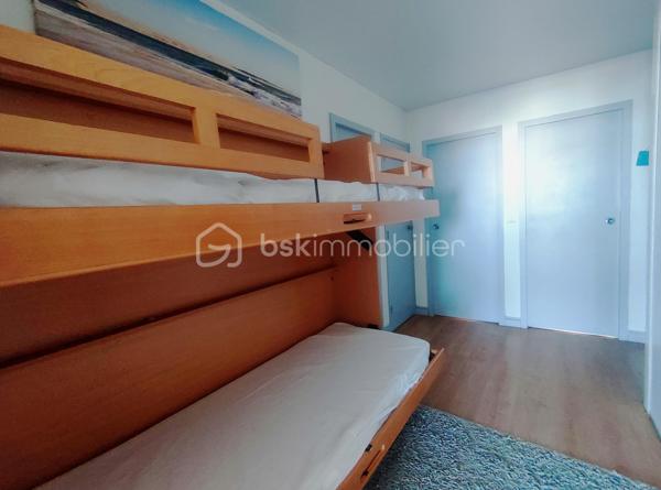 [ AIGUILLON / VUE MER / TRAVERSANT / PIÈCE DE VIE SPACIEUSE ET LUMINEUSE / TERRASSE + BALCON / PARKING / CHAMBRE + ENTRÉE CABINE ]

Venez découvrir ce spacieux appartement idéalement situé à Arcachon dans le quartier de l'Aiguillon : à l'entrée des quais du port, à 50m de la plage, et tous commerces à pieds. 

Il saura vous séduire par son agencement traversant, offrant une belle luminosité toute la journée ainsi qu'un rafraîchissement naturel pour le confort. 

Il se compose ainsi : 

- Grande entrée cabine avec deux lits superposés rabattables et rangements 
- Pièce de vie lumineuse de plus de 27 m² ouvrant sur une terrasse de 7,5 m² avec vue sur le port
- Une chambre avec rangements intégrés et accès à un balcon de 6 m² côté sud 
- Une cuisine indépendante avec accès balcon
- Une salle de bain avec baignoire
- Un WC indépendant 

Ce bien vous permet de profiter de deux extérieurs : un terrasse au nord avec vue sur le port et un balcon au sud. 
Il est vendu avec une place de stationnement extérieur sécurisé. 

L'immeuble est bien entretenu et a fait l'objet d'un ravalement de façade récent. 
La présence d'un gardien facilitera votre sécurité et le bon fonctionnement de l'immeuble au quotidien. 

---