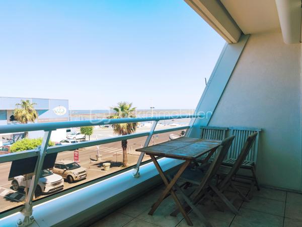 [ AIGUILLON / VUE MER / TRAVERSANT / PIÈCE DE VIE SPACIEUSE ET LUMINEUSE / TERRASSE + BALCON / PARKING / CHAMBRE + ENTRÉE CABINE ]

Venez découvrir ce spacieux appartement idéalement situé à Arcachon dans le quartier de l'Aiguillon : à l'entrée des quais du port, à 50m de la plage, et tous commerces à pieds. 

Il saura vous séduire par son agencement traversant, offrant une belle luminosité toute la journée ainsi qu'un rafraîchissement naturel pour le confort. 

Il se compose ainsi : 

- Grande entrée cabine avec deux lits superposés rabattables et rangements 
- Pièce de vie lumineuse de plus de 27 m² ouvrant sur une terrasse de 7,5 m² avec vue sur le port
- Une chambre avec rangements intégrés et accès à un balcon de 6 m² côté sud 
- Une cuisine indépendante avec accès balcon
- Une salle de bain avec baignoire
- Un WC indépendant 

Ce bien vous permet de profiter de deux extérieurs : un terrasse au nord avec vue sur le port et un balcon au sud. 
Il est vendu avec une place de stationnement extérieur sécurisé. 

L'immeuble est bien entretenu et a fait l'objet d'un ravalement de façade récent. 
La présence d'un gardien facilitera votre sécurité et le bon fonctionnement de l'immeuble au quotidien. 

---