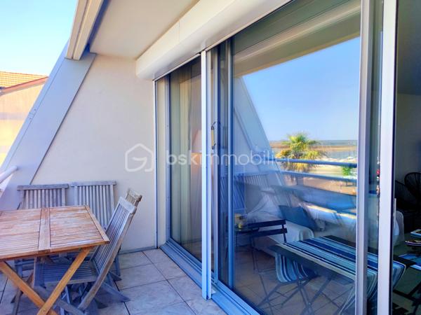 [ AIGUILLON / VUE MER / TRAVERSANT / PIÈCE DE VIE SPACIEUSE ET LUMINEUSE / TERRASSE + BALCON / PARKING / CHAMBRE + ENTRÉE CABINE ]

Venez découvrir ce spacieux appartement idéalement situé à Arcachon dans le quartier de l'Aiguillon : à l'entrée des quais du port, à 50m de la plage, et tous commerces à pieds. 

Il saura vous séduire par son agencement traversant, offrant une belle luminosité toute la journée ainsi qu'un rafraîchissement naturel pour le confort. 

Il se compose ainsi : 

- Grande entrée cabine avec deux lits superposés rabattables et rangements 
- Pièce de vie lumineuse de plus de 27 m² ouvrant sur une terrasse de 7,5 m² avec vue sur le port
- Une chambre avec rangements intégrés et accès à un balcon de 6 m² côté sud 
- Une cuisine indépendante avec accès balcon
- Une salle de bain avec baignoire
- Un WC indépendant 

Ce bien vous permet de profiter de deux extérieurs : un terrasse au nord avec vue sur le port et un balcon au sud. 
Il est vendu avec une place de stationnement extérieur sécurisé. 

L'immeuble est bien entretenu et a fait l'objet d'un ravalement de façade récent. 
La présence d'un gardien facilitera votre sécurité et le bon fonctionnement de l'immeuble au quotidien. 

---