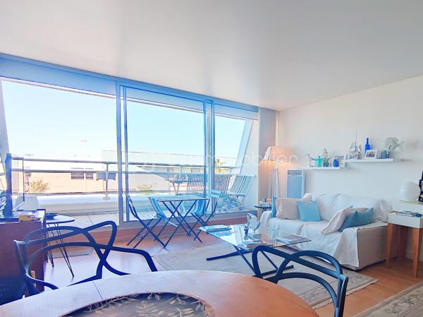 [ AIGUILLON / VUE MER / TRAVERSANT / PIÈCE DE VIE SPACIEUSE ET LUMINEUSE / TERRASSE + BALCON / PARKING / CHAMBRE + ENTRÉE CABINE ]

Venez découvrir ce spacieux appartement idéalement situé à Arcachon dans le quartier de l'Aiguillon : à l'entrée des quais du port, à 50m de la plage, et tous commerces à pieds. 

Il saura vous séduire par son agencement traversant, offrant une belle luminosité toute la journée ainsi qu'un rafraîchissement naturel pour le confort. 

Il se compose ainsi : 

- Grande entrée cabine avec deux lits superposés rabattables et rangements 
- Pièce de vie lumineuse de plus de 27 m² ouvrant sur une terrasse de 7,5 m² avec vue sur le port
- Une chambre avec rangements intégrés et accès à un balcon de 6 m² côté sud 
- Une cuisine indépendante avec accès balcon
- Une salle de bain avec baignoire
- Un WC indépendant 

Ce bien vous permet de profiter de deux extérieurs : un terrasse au nord avec vue sur le port et un balcon au sud. 
Il est vendu avec une place de stationnement extérieur sécurisé. 

L'immeuble est bien entretenu et a fait l'objet d'un ravalement de façade récent. 
La présence d'un gardien facilitera votre sécurité et le bon fonctionnement de l'immeuble au quotidien. 

---