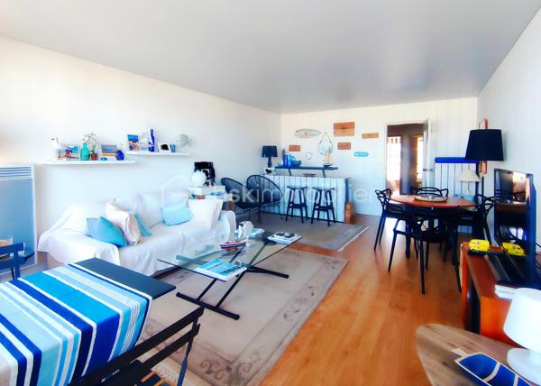 [ AIGUILLON / VUE MER / TRAVERSANT / PIÈCE DE VIE SPACIEUSE ET LUMINEUSE / TERRASSE + BALCON / PARKING / CHAMBRE + ENTRÉE CABINE ]

Venez découvrir ce spacieux appartement idéalement situé à Arcachon dans le quartier de l'Aiguillon : à l'entrée des quais du port, à 50m de la plage, et tous commerces à pieds. 

Il saura vous séduire par son agencement traversant, offrant une belle luminosité toute la journée ainsi qu'un rafraîchissement naturel pour le confort. 

Il se compose ainsi : 

- Grande entrée cabine avec deux lits superposés rabattables et rangements 
- Pièce de vie lumineuse de plus de 27 m² ouvrant sur une terrasse de 7,5 m² avec vue sur le port
- Une chambre avec rangements intégrés et accès à un balcon de 6 m² côté sud 
- Une cuisine indépendante avec accès balcon
- Une salle de bain avec baignoire
- Un WC indépendant 

Ce bien vous permet de profiter de deux extérieurs : un terrasse au nord avec vue sur le port et un balcon au sud. 
Il est vendu avec une place de stationnement extérieur sécurisé. 

L'immeuble est bien entretenu et a fait l'objet d'un ravalement de façade récent. 
La présence d'un gardien facilitera votre sécurité et le bon fonctionnement de l'immeuble au quotidien. 

---
