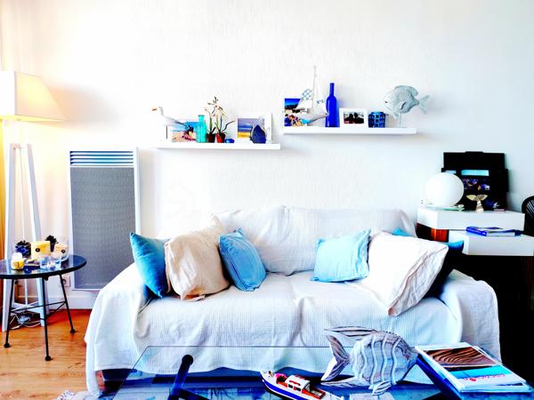 [ AIGUILLON / VUE MER / TRAVERSANT / PIÈCE DE VIE SPACIEUSE ET LUMINEUSE / TERRASSE + BALCON / PARKING / CHAMBRE + ENTRÉE CABINE ]

Venez découvrir ce spacieux appartement idéalement situé à Arcachon dans le quartier de l'Aiguillon : à l'entrée des quais du port, à 50m de la plage, et tous commerces à pieds. 

Il saura vous séduire par son agencement traversant, offrant une belle luminosité toute la journée ainsi qu'un rafraîchissement naturel pour le confort. 

Il se compose ainsi : 

- Grande entrée cabine avec deux lits superposés rabattables et rangements 
- Pièce de vie lumineuse de plus de 27 m² ouvrant sur une terrasse de 7,5 m² avec vue sur le port
- Une chambre avec rangements intégrés et accès à un balcon de 6 m² côté sud 
- Une cuisine indépendante avec accès balcon
- Une salle de bain avec baignoire
- Un WC indépendant 

Ce bien vous permet de profiter de deux extérieurs : un terrasse au nord avec vue sur le port et un balcon au sud. 
Il est vendu avec une place de stationnement extérieur sécurisé. 

L'immeuble est bien entretenu et a fait l'objet d'un ravalement de façade récent. 
La présence d'un gardien facilitera votre sécurité et le bon fonctionnement de l'immeuble au quotidien. 

---