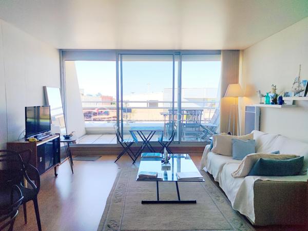 [ AIGUILLON / VUE MER / TRAVERSANT / PIÈCE DE VIE SPACIEUSE ET LUMINEUSE / TERRASSE + BALCON / PARKING / CHAMBRE + ENTRÉE CABINE ]

Venez découvrir ce spacieux appartement idéalement situé à Arcachon dans le quartier de l'Aiguillon : à l'entrée des quais du port, à 50m de la plage, et tous commerces à pieds. 

Il saura vous séduire par son agencement traversant, offrant une belle luminosité toute la journée ainsi qu'un rafraîchissement naturel pour le confort. 

Il se compose ainsi : 

- Grande entrée cabine avec deux lits superposés rabattables et rangements 
- Pièce de vie lumineuse de plus de 27 m² ouvrant sur une terrasse de 7,5 m² avec vue sur le port
- Une chambre avec rangements intégrés et accès à un balcon de 6 m² côté sud 
- Une cuisine indépendante avec accès balcon
- Une salle de bain avec baignoire
- Un WC indépendant 

Ce bien vous permet de profiter de deux extérieurs : un terrasse au nord avec vue sur le port et un balcon au sud. 
Il est vendu avec une place de stationnement extérieur sécurisé. 

L'immeuble est bien entretenu et a fait l'objet d'un ravalement de façade récent. 
La présence d'un gardien facilitera votre sécurité et le bon fonctionnement de l'immeuble au quotidien. 

---