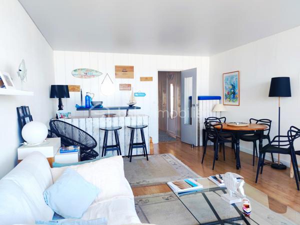 [ AIGUILLON / VUE MER / TRAVERSANT / PIÈCE DE VIE SPACIEUSE ET LUMINEUSE / TERRASSE + BALCON / PARKING / CHAMBRE + ENTRÉE CABINE ]

Venez découvrir ce spacieux appartement idéalement situé à Arcachon dans le quartier de l'Aiguillon : à l'entrée des quais du port, à 50m de la plage, et tous commerces à pieds. 

Il saura vous séduire par son agencement traversant, offrant une belle luminosité toute la journée ainsi qu'un rafraîchissement naturel pour le confort. 

Il se compose ainsi : 

- Grande entrée cabine avec deux lits superposés rabattables et rangements 
- Pièce de vie lumineuse de plus de 27 m² ouvrant sur une terrasse de 7,5 m² avec vue sur le port
- Une chambre avec rangements intégrés et accès à un balcon de 6 m² côté sud 
- Une cuisine indépendante avec accès balcon
- Une salle de bain avec baignoire
- Un WC indépendant 

Ce bien vous permet de profiter de deux extérieurs : un terrasse au nord avec vue sur le port et un balcon au sud. 
Il est vendu avec une place de stationnement extérieur sécurisé. 

L'immeuble est bien entretenu et a fait l'objet d'un ravalement de façade récent. 
La présence d'un gardien facilitera votre sécurité et le bon fonctionnement de l'immeuble au quotidien. 

---