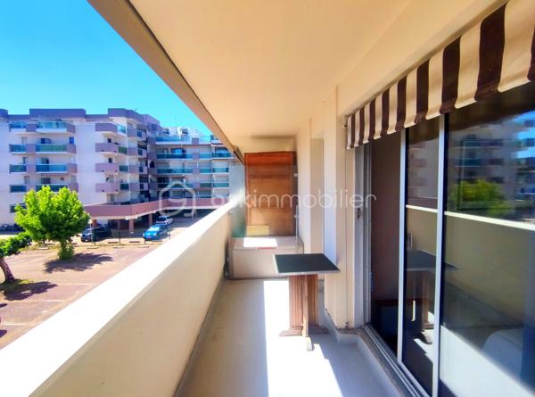 [ AIGUILLON / VUE MER / TRAVERSANT / PIÈCE DE VIE SPACIEUSE ET LUMINEUSE / TERRASSE + BALCON / PARKING / CHAMBRE + ENTRÉE CABINE ]

Venez découvrir ce spacieux appartement idéalement situé à Arcachon dans le quartier de l'Aiguillon : à l'entrée des quais du port, à 50m de la plage, et tous commerces à pieds. 

Il saura vous séduire par son agencement traversant, offrant une belle luminosité toute la journée ainsi qu'un rafraîchissement naturel pour le confort. 

Il se compose ainsi : 

- Grande entrée cabine avec deux lits superposés rabattables et rangements 
- Pièce de vie lumineuse de plus de 27 m² ouvrant sur une terrasse de 7,5 m² avec vue sur le port
- Une chambre avec rangements intégrés et accès à un balcon de 6 m² côté sud 
- Une cuisine indépendante avec accès balcon
- Une salle de bain avec baignoire
- Un WC indépendant 

Ce bien vous permet de profiter de deux extérieurs : un terrasse au nord avec vue sur le port et un balcon au sud. 
Il est vendu avec une place de stationnement extérieur sécurisé. 

L'immeuble est bien entretenu et a fait l'objet d'un ravalement de façade récent. 
La présence d'un gardien facilitera votre sécurité et le bon fonctionnement de l'immeuble au quotidien. 

---