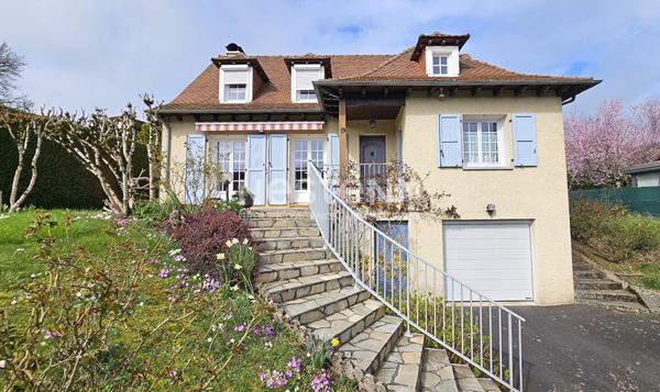 A vendre à Aurillac nord, quartier Peyrolles, sur terrain d'environ 1000 m², Maison de type 6 d'une surface de 131 m² sur sous-sol, avec terrasses