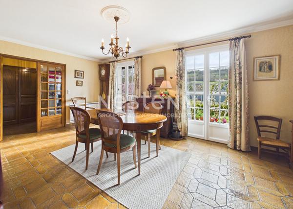 A vendre à Aurillac nord, quartier Peyrolles, sur terrain d'environ 1000 m², Maison de type 6 d'une surface de 131 m² sur sous-sol, avec terrasses