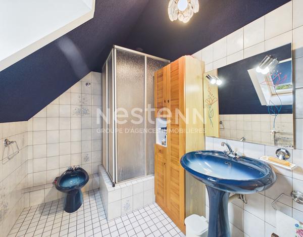 A vendre à Aurillac nord, quartier Peyrolles, sur terrain d'environ 1000 m², Maison de type 6 d'une surface de 131 m² sur sous-sol, avec terrasses