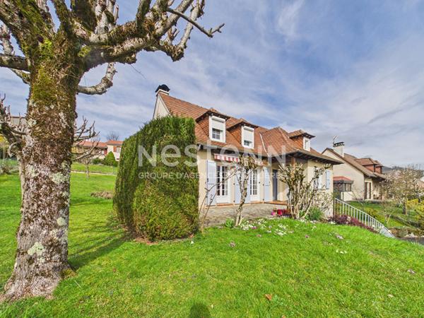 A vendre à Aurillac nord, quartier Peyrolles, sur terrain d'environ 1000 m², Maison de type 6 d'une surface de 131 m² sur sous-sol, avec terrasses