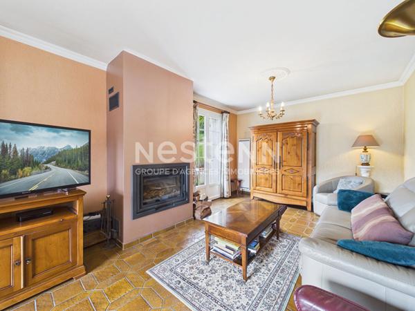 A vendre à Aurillac nord, quartier Peyrolles, sur terrain d'environ 1000 m², Maison de type 6 d'une surface de 131 m² sur sous-sol, avec terrasses