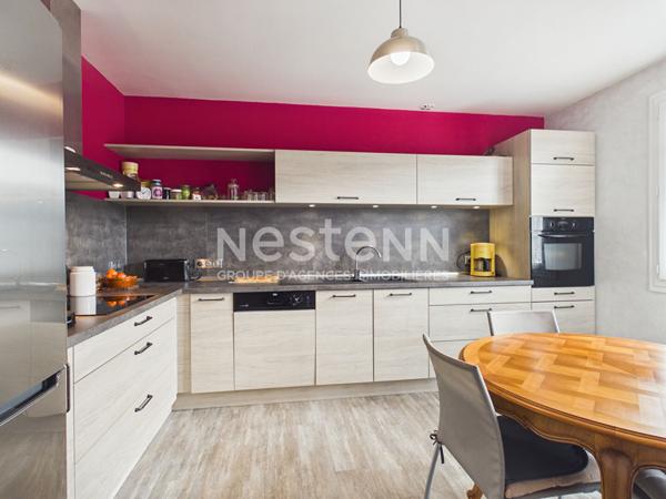 A vendre à Aurillac nord, quartier Peyrolles, sur terrain d'environ 1000 m², Maison de type 6 d'une surface de 131 m² sur sous-sol, avec terrasses