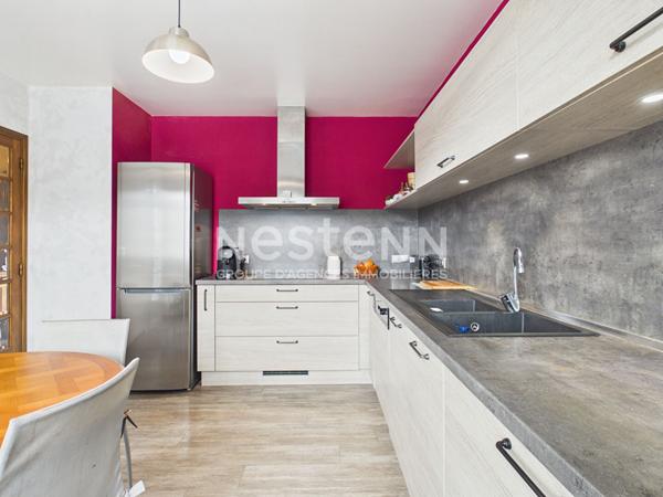 A vendre à Aurillac nord, quartier Peyrolles, sur terrain d'environ 1000 m², Maison de type 6 d'une surface de 131 m² sur sous-sol, avec terrasses