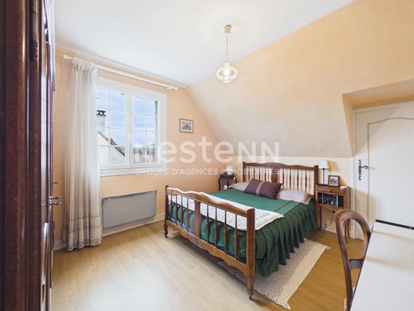 A vendre à Aurillac nord, quartier Peyrolles, sur terrain d'environ 1000 m², Maison de type 6 d'une surface de 131 m² sur sous-sol, avec terrasses