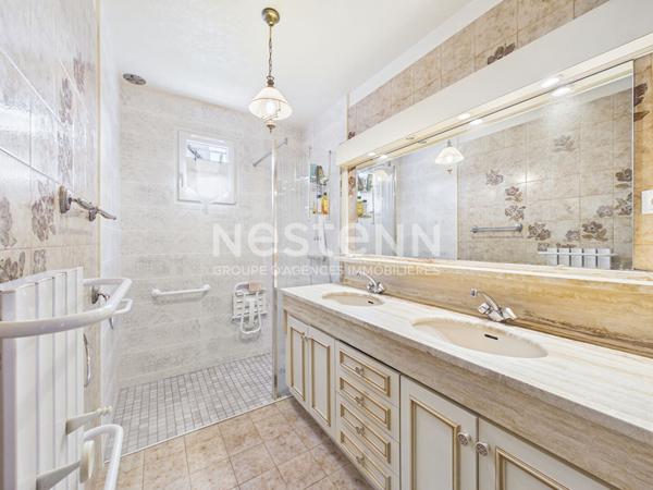 A vendre à Aurillac nord, quartier Peyrolles, sur terrain d'environ 1000 m², Maison de type 6 d'une surface de 131 m² sur sous-sol, avec terrasses