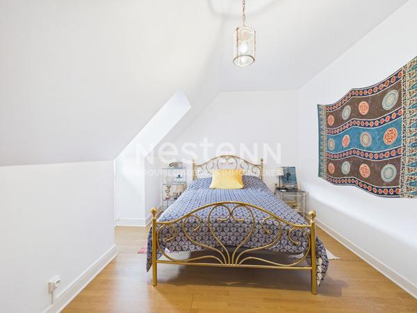 A vendre à Aurillac nord, quartier Peyrolles, sur terrain d'environ 1000 m², Maison de type 6 d'une surface de 131 m² sur sous-sol, avec terrasses