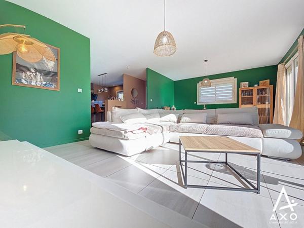 Maison traditionnelle aux rénovations de qualité