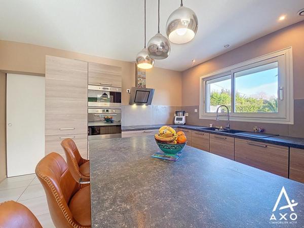 Maison traditionnelle aux rénovations de qualité