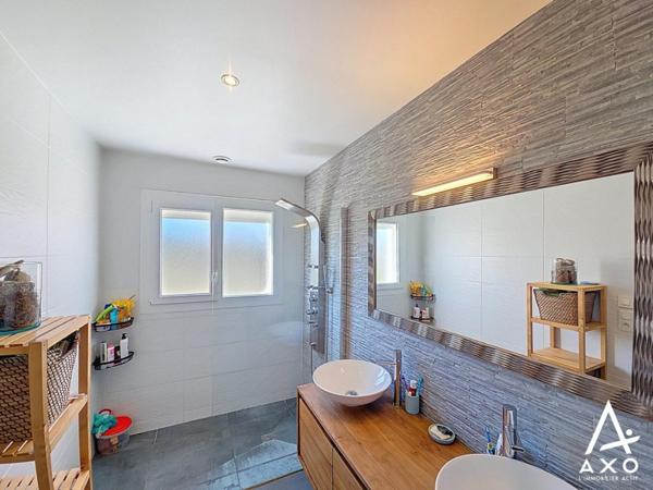 Maison traditionnelle aux rénovations de qualité