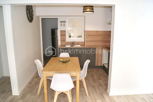 INVESTISSEMENT LOCATIF - AUCH entre CENTRE-VILLE / BASSE VILLE  

T2 vendu loué et meublé au cœur de la Basse Ville d’Auch, en rez-de-chaussée. Quartier calme et central, proche commerces, caserne Espagne, IFSI, cinéma et berges du Gers. Idéal investisseur : rentabilité immédiate, aucun meuble à acheter.
LE BIEN  
Appartement de 43,54 m² au RDC, dans copropriété bien entretenue. Entièrement meublé, équipé et en excellent état. Aucun travaux à prévoir.
Composition :
•  Pièce de vie : cuisine équipée ouverte sur espace repas et salon TV
•  Chambre : lit 140x190 + placard intégré  
•  Salle d’eau, WC indépendant
•  Grand cellier
LES CHIFFRES CLÉS  
•  Prix : 83 000 € frais d’agence inclus
•  Loyer actuel : 460 € / mois, soit 5 520 € / an
•  Taxe foncière : 1 151 € / an
•  Charges de copropriété : 500 € / an  
•  Rentabilité brute : 6,65%  
•  Locataire en place : loyer non révisé depuis 2 ans
LES + INVESTISSEUR  
•  RDC : accès facile, très recherché par les locataires
•  Vendu loué : pas de vacance locative, revenus immédiats
•  Vendu meublé : zéro investissement complémentaire
•  Secteur à forte demande : étudiants IFSI, militaires, actifs
Pour toute information ou visite, contactez uniquement Hanadi Faraj .