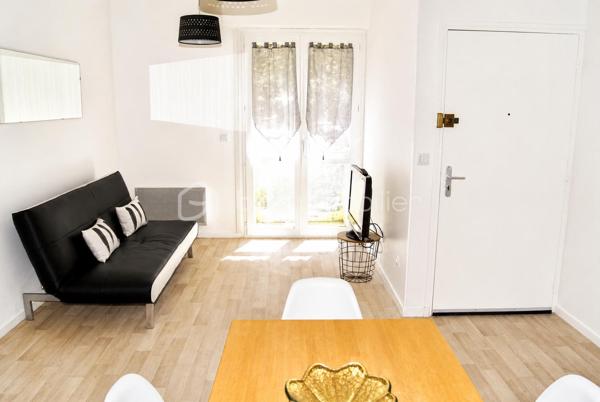 INVESTISSEMENT LOCATIF - AUCH entre CENTRE-VILLE / BASSE VILLE  

T2 vendu loué et meublé au cœur de la Basse Ville d’Auch, en rez-de-chaussée. Quartier calme et central, proche commerces, caserne Espagne, IFSI, cinéma et berges du Gers. Idéal investisseur : rentabilité immédiate, aucun meuble à acheter.
LE BIEN  
Appartement de 43,54 m² au RDC, dans copropriété bien entretenue. Entièrement meublé, équipé et en excellent état. Aucun travaux à prévoir.
Composition :
•  Pièce de vie : cuisine équipée ouverte sur espace repas et salon TV
•  Chambre : lit 140x190 + placard intégré  
•  Salle d’eau, WC indépendant
•  Grand cellier
LES CHIFFRES CLÉS  
•  Prix : 83 000 € frais d’agence inclus
•  Loyer actuel : 460 € / mois, soit 5 520 € / an
•  Taxe foncière : 1 151 € / an
•  Charges de copropriété : 500 € / an  
•  Rentabilité brute : 6,65%  
•  Locataire en place : loyer non révisé depuis 2 ans
LES + INVESTISSEUR  
•  RDC : accès facile, très recherché par les locataires
•  Vendu loué : pas de vacance locative, revenus immédiats
•  Vendu meublé : zéro investissement complémentaire
•  Secteur à forte demande : étudiants IFSI, militaires, actifs
Pour toute information ou visite, contactez uniquement Hanadi Faraj .