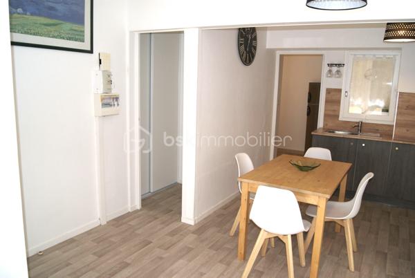 INVESTISSEMENT LOCATIF - AUCH entre CENTRE-VILLE / BASSE VILLE  

T2 vendu loué et meublé au cœur de la Basse Ville d’Auch, en rez-de-chaussée. Quartier calme et central, proche commerces, caserne Espagne, IFSI, cinéma et berges du Gers. Idéal investisseur : rentabilité immédiate, aucun meuble à acheter.
LE BIEN  
Appartement de 43,54 m² au RDC, dans copropriété bien entretenue. Entièrement meublé, équipé et en excellent état. Aucun travaux à prévoir.
Composition :
•  Pièce de vie : cuisine équipée ouverte sur espace repas et salon TV
•  Chambre : lit 140x190 + placard intégré  
•  Salle d’eau, WC indépendant
•  Grand cellier
LES CHIFFRES CLÉS  
•  Prix : 83 000 € frais d’agence inclus
•  Loyer actuel : 460 € / mois, soit 5 520 € / an
•  Taxe foncière : 1 151 € / an
•  Charges de copropriété : 500 € / an  
•  Rentabilité brute : 6,65%  
•  Locataire en place : loyer non révisé depuis 2 ans
LES + INVESTISSEUR  
•  RDC : accès facile, très recherché par les locataires
•  Vendu loué : pas de vacance locative, revenus immédiats
•  Vendu meublé : zéro investissement complémentaire
•  Secteur à forte demande : étudiants IFSI, militaires, actifs
Pour toute information ou visite, contactez uniquement Hanadi Faraj .