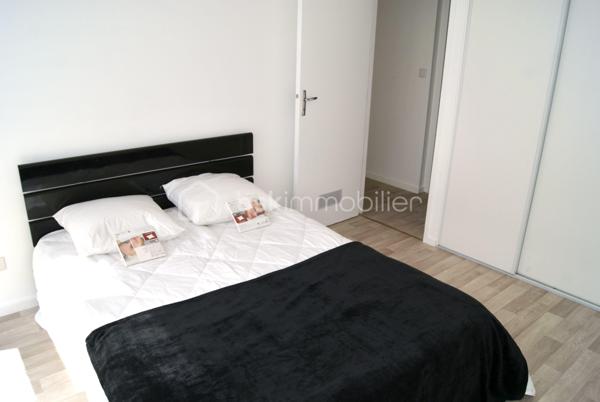 INVESTISSEMENT LOCATIF - AUCH entre CENTRE-VILLE / BASSE VILLE  

T2 vendu loué et meublé au cœur de la Basse Ville d’Auch, en rez-de-chaussée. Quartier calme et central, proche commerces, caserne Espagne, IFSI, cinéma et berges du Gers. Idéal investisseur : rentabilité immédiate, aucun meuble à acheter.
LE BIEN  
Appartement de 43,54 m² au RDC, dans copropriété bien entretenue. Entièrement meublé, équipé et en excellent état. Aucun travaux à prévoir.
Composition :
•  Pièce de vie : cuisine équipée ouverte sur espace repas et salon TV
•  Chambre : lit 140x190 + placard intégré  
•  Salle d’eau, WC indépendant
•  Grand cellier
LES CHIFFRES CLÉS  
•  Prix : 83 000 € frais d’agence inclus
•  Loyer actuel : 460 € / mois, soit 5 520 € / an
•  Taxe foncière : 1 151 € / an
•  Charges de copropriété : 500 € / an  
•  Rentabilité brute : 6,65%  
•  Locataire en place : loyer non révisé depuis 2 ans
LES + INVESTISSEUR  
•  RDC : accès facile, très recherché par les locataires
•  Vendu loué : pas de vacance locative, revenus immédiats
•  Vendu meublé : zéro investissement complémentaire
•  Secteur à forte demande : étudiants IFSI, militaires, actifs
Pour toute information ou visite, contactez uniquement Hanadi Faraj .