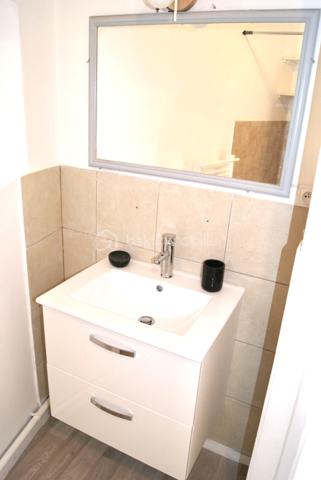 INVESTISSEMENT LOCATIF - AUCH entre CENTRE-VILLE / BASSE VILLE  

T2 vendu loué et meublé au cœur de la Basse Ville d’Auch, en rez-de-chaussée. Quartier calme et central, proche commerces, caserne Espagne, IFSI, cinéma et berges du Gers. Idéal investisseur : rentabilité immédiate, aucun meuble à acheter.
LE BIEN  
Appartement de 43,54 m² au RDC, dans copropriété bien entretenue. Entièrement meublé, équipé et en excellent état. Aucun travaux à prévoir.
Composition :
•  Pièce de vie : cuisine équipée ouverte sur espace repas et salon TV
•  Chambre : lit 140x190 + placard intégré  
•  Salle d’eau, WC indépendant
•  Grand cellier
LES CHIFFRES CLÉS  
•  Prix : 83 000 € frais d’agence inclus
•  Loyer actuel : 460 € / mois, soit 5 520 € / an
•  Taxe foncière : 1 151 € / an
•  Charges de copropriété : 500 € / an  
•  Rentabilité brute : 6,65%  
•  Locataire en place : loyer non révisé depuis 2 ans
LES + INVESTISSEUR  
•  RDC : accès facile, très recherché par les locataires
•  Vendu loué : pas de vacance locative, revenus immédiats
•  Vendu meublé : zéro investissement complémentaire
•  Secteur à forte demande : étudiants IFSI, militaires, actifs
Pour toute information ou visite, contactez uniquement Hanadi Faraj .