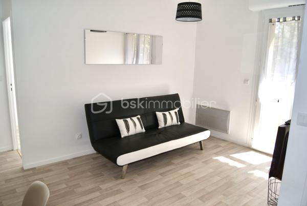 INVESTISSEMENT LOCATIF - AUCH entre CENTRE-VILLE / BASSE VILLE  

T2 vendu loué et meublé au cœur de la Basse Ville d’Auch, en rez-de-chaussée. Quartier calme et central, proche commerces, caserne Espagne, IFSI, cinéma et berges du Gers. Idéal investisseur : rentabilité immédiate, aucun meuble à acheter.
LE BIEN  
Appartement de 43,54 m² au RDC, dans copropriété bien entretenue. Entièrement meublé, équipé et en excellent état. Aucun travaux à prévoir.
Composition :
•  Pièce de vie : cuisine équipée ouverte sur espace repas et salon TV
•  Chambre : lit 140x190 + placard intégré  
•  Salle d’eau, WC indépendant
•  Grand cellier
LES CHIFFRES CLÉS  
•  Prix : 83 000 € frais d’agence inclus
•  Loyer actuel : 460 € / mois, soit 5 520 € / an
•  Taxe foncière : 1 151 € / an
•  Charges de copropriété : 500 € / an  
•  Rentabilité brute : 6,65%  
•  Locataire en place : loyer non révisé depuis 2 ans
LES + INVESTISSEUR  
•  RDC : accès facile, très recherché par les locataires
•  Vendu loué : pas de vacance locative, revenus immédiats
•  Vendu meublé : zéro investissement complémentaire
•  Secteur à forte demande : étudiants IFSI, militaires, actifs
Pour toute information ou visite, contactez uniquement Hanadi Faraj .