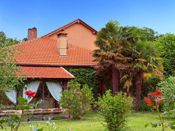 Propriété 358 m2 à vendre -avec 7700 m2 de parc - Maison 8 pièces de 234 m2, gîte de 124 m2 et piscine proche de MARCIAC (32)