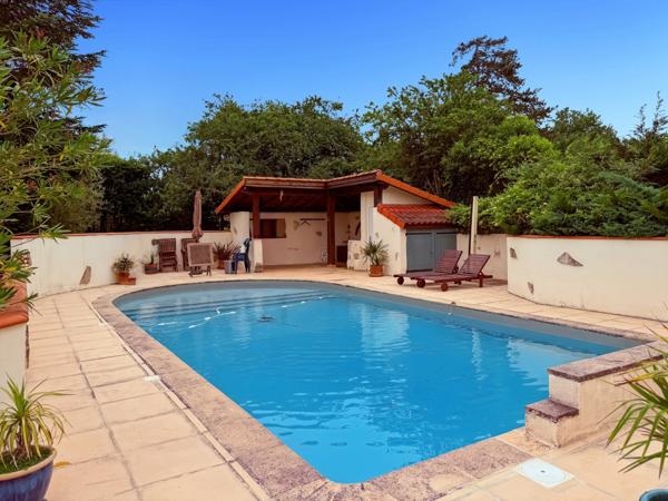 Propriété 358 m2 à vendre -avec 7700 m2 de parc - Maison 8 pièces de 234 m2, gîte de 124 m2 et piscine proche de MARCIAC (32)