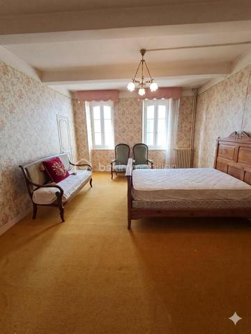 Au coeur du centre bourg de La Bastide-de-Sérou, découvrez une demeure de caractère imprégnée d’un récit hors du commun. Cette maison
n’est pas qu’une simple bâtisse : elle fut le siège d'une étude notariale emblématique. Son histoire raconte l'histoire de la première femme
notaire de France, qui, suite au décès brutal de son père, reprit le flambeau et l'étude familiale avec détermination. Aujourd'hui, cette demeure
chargée d'histoire n'attend que votre vision pour retrouver son lustre d'antan.

La Demeure
Érigée en 1850, cette maison de village mitoyenne développe environ 216 m² habitables répartis sur trois niveaux, offrant de beaux volumes
et le charme authentique des constructions du XIXe siècle.
Rez-de-chaussée : L'entrée, autrefois lieu d'accueil de l'étude, dessert un salon, une cuisine, une salle de bain et des toilettes. Ce niveau
comprend également une chaufferie et offre un accès direct à une véranda de 17 m², véritable trait d'union vers votre futur jardin.
Premier étage : Un palier vestibule distribue trois chambres, dont une suite avec salle de bain, ainsi qu'une pièce dédiée au dressing. Vous
profiterez d'un accès privilégié à un toit-terrasse d'environ 18 m², idéal pour vos moments de quiétude.
Deuxième étage : Le charme des combles et des volumes atypiques. Cet étage comprend un palier, une chambre avec sa cheminée
d'époque (17 m²), une pièce annexe de 6 m², ainsi que deux grands greniers totalisant 54 m² offrant un potentiel d'aménagement
spectaculaire.

Extérieur
Le bien dispose d'un terrain privatif d'environ 200 m², une rareté au coeur d'un centre bourg. Un espace extérieur intime, propice à la création
d'un jardin paysager à votre image.

Située dans une rue calme, cette propriété bénéficie de la proximité immédiate de toutes les commodités, services et commerces de La
Bastide-de-Sérou. Un emplacement stratégique alliant vie de village et accès facilité.

Le Projet
Cette maison de prestige nécessite une rénovation globale (toiture/charpente en bon état). C'est l'opportunité rare de conjuguer une histoire
familiale riche avec un projet de vie sur-mesure, en redonnant vie à des espaces dont les murs ont été les témoins d'un destin exceptionnel.

Amoureux des vieilles pierres, investisseurs ou passionnés d'histoire, venez écrire le prochain chapitre de cette demeure unique.