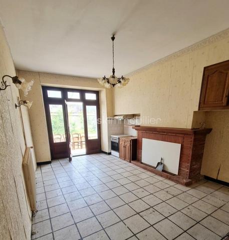 Au coeur du centre bourg de La Bastide-de-Sérou, découvrez une demeure de caractère imprégnée d’un récit hors du commun. Cette maison
n’est pas qu’une simple bâtisse : elle fut le siège d'une étude notariale emblématique. Son histoire raconte l'histoire de la première femme
notaire de France, qui, suite au décès brutal de son père, reprit le flambeau et l'étude familiale avec détermination. Aujourd'hui, cette demeure
chargée d'histoire n'attend que votre vision pour retrouver son lustre d'antan.

La Demeure
Érigée en 1850, cette maison de village mitoyenne développe environ 216 m² habitables répartis sur trois niveaux, offrant de beaux volumes
et le charme authentique des constructions du XIXe siècle.
Rez-de-chaussée : L'entrée, autrefois lieu d'accueil de l'étude, dessert un salon, une cuisine, une salle de bain et des toilettes. Ce niveau
comprend également une chaufferie et offre un accès direct à une véranda de 17 m², véritable trait d'union vers votre futur jardin.
Premier étage : Un palier vestibule distribue trois chambres, dont une suite avec salle de bain, ainsi qu'une pièce dédiée au dressing. Vous
profiterez d'un accès privilégié à un toit-terrasse d'environ 18 m², idéal pour vos moments de quiétude.
Deuxième étage : Le charme des combles et des volumes atypiques. Cet étage comprend un palier, une chambre avec sa cheminée
d'époque (17 m²), une pièce annexe de 6 m², ainsi que deux grands greniers totalisant 54 m² offrant un potentiel d'aménagement
spectaculaire.

Extérieur
Le bien dispose d'un terrain privatif d'environ 200 m², une rareté au coeur d'un centre bourg. Un espace extérieur intime, propice à la création
d'un jardin paysager à votre image.

Située dans une rue calme, cette propriété bénéficie de la proximité immédiate de toutes les commodités, services et commerces de La
Bastide-de-Sérou. Un emplacement stratégique alliant vie de village et accès facilité.

Le Projet
Cette maison de prestige nécessite une rénovation globale (toiture/charpente en bon état). C'est l'opportunité rare de conjuguer une histoire
familiale riche avec un projet de vie sur-mesure, en redonnant vie à des espaces dont les murs ont été les témoins d'un destin exceptionnel.

Amoureux des vieilles pierres, investisseurs ou passionnés d'histoire, venez écrire le prochain chapitre de cette demeure unique.
