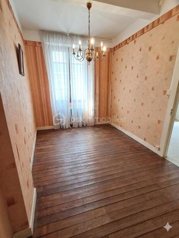 Au coeur du centre bourg de La Bastide-de-Sérou, découvrez une demeure de caractère imprégnée d’un récit hors du commun. Cette maison
n’est pas qu’une simple bâtisse : elle fut le siège d'une étude notariale emblématique. Son histoire raconte l'histoire de la première femme
notaire de France, qui, suite au décès brutal de son père, reprit le flambeau et l'étude familiale avec détermination. Aujourd'hui, cette demeure
chargée d'histoire n'attend que votre vision pour retrouver son lustre d'antan.

La Demeure
Érigée en 1850, cette maison de village mitoyenne développe environ 216 m² habitables répartis sur trois niveaux, offrant de beaux volumes
et le charme authentique des constructions du XIXe siècle.
Rez-de-chaussée : L'entrée, autrefois lieu d'accueil de l'étude, dessert un salon, une cuisine, une salle de bain et des toilettes. Ce niveau
comprend également une chaufferie et offre un accès direct à une véranda de 17 m², véritable trait d'union vers votre futur jardin.
Premier étage : Un palier vestibule distribue trois chambres, dont une suite avec salle de bain, ainsi qu'une pièce dédiée au dressing. Vous
profiterez d'un accès privilégié à un toit-terrasse d'environ 18 m², idéal pour vos moments de quiétude.
Deuxième étage : Le charme des combles et des volumes atypiques. Cet étage comprend un palier, une chambre avec sa cheminée
d'époque (17 m²), une pièce annexe de 6 m², ainsi que deux grands greniers totalisant 54 m² offrant un potentiel d'aménagement
spectaculaire.

Extérieur
Le bien dispose d'un terrain privatif d'environ 200 m², une rareté au coeur d'un centre bourg. Un espace extérieur intime, propice à la création
d'un jardin paysager à votre image.

Située dans une rue calme, cette propriété bénéficie de la proximité immédiate de toutes les commodités, services et commerces de La
Bastide-de-Sérou. Un emplacement stratégique alliant vie de village et accès facilité.

Le Projet
Cette maison de prestige nécessite une rénovation globale (toiture/charpente en bon état). C'est l'opportunité rare de conjuguer une histoire
familiale riche avec un projet de vie sur-mesure, en redonnant vie à des espaces dont les murs ont été les témoins d'un destin exceptionnel.

Amoureux des vieilles pierres, investisseurs ou passionnés d'histoire, venez écrire le prochain chapitre de cette demeure unique.