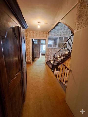 Au coeur du centre bourg de La Bastide-de-Sérou, découvrez une demeure de caractère imprégnée d’un récit hors du commun. Cette maison
n’est pas qu’une simple bâtisse : elle fut le siège d'une étude notariale emblématique. Son histoire raconte l'histoire de la première femme
notaire de France, qui, suite au décès brutal de son père, reprit le flambeau et l'étude familiale avec détermination. Aujourd'hui, cette demeure
chargée d'histoire n'attend que votre vision pour retrouver son lustre d'antan.

La Demeure
Érigée en 1850, cette maison de village mitoyenne développe environ 216 m² habitables répartis sur trois niveaux, offrant de beaux volumes
et le charme authentique des constructions du XIXe siècle.
Rez-de-chaussée : L'entrée, autrefois lieu d'accueil de l'étude, dessert un salon, une cuisine, une salle de bain et des toilettes. Ce niveau
comprend également une chaufferie et offre un accès direct à une véranda de 17 m², véritable trait d'union vers votre futur jardin.
Premier étage : Un palier vestibule distribue trois chambres, dont une suite avec salle de bain, ainsi qu'une pièce dédiée au dressing. Vous
profiterez d'un accès privilégié à un toit-terrasse d'environ 18 m², idéal pour vos moments de quiétude.
Deuxième étage : Le charme des combles et des volumes atypiques. Cet étage comprend un palier, une chambre avec sa cheminée
d'époque (17 m²), une pièce annexe de 6 m², ainsi que deux grands greniers totalisant 54 m² offrant un potentiel d'aménagement
spectaculaire.

Extérieur
Le bien dispose d'un terrain privatif d'environ 200 m², une rareté au coeur d'un centre bourg. Un espace extérieur intime, propice à la création
d'un jardin paysager à votre image.

Située dans une rue calme, cette propriété bénéficie de la proximité immédiate de toutes les commodités, services et commerces de La
Bastide-de-Sérou. Un emplacement stratégique alliant vie de village et accès facilité.

Le Projet
Cette maison de prestige nécessite une rénovation globale (toiture/charpente en bon état). C'est l'opportunité rare de conjuguer une histoire
familiale riche avec un projet de vie sur-mesure, en redonnant vie à des espaces dont les murs ont été les témoins d'un destin exceptionnel.

Amoureux des vieilles pierres, investisseurs ou passionnés d'histoire, venez écrire le prochain chapitre de cette demeure unique.