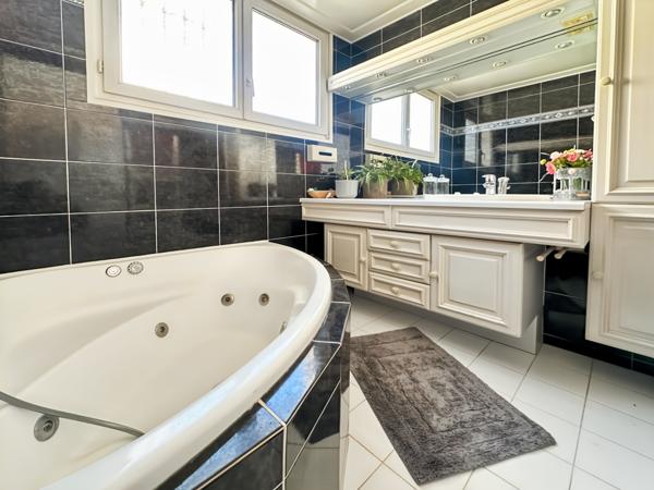 Maison d'architecte avec piscine , Verrières-le-Buisson , DPE C, pompe à chaleur, Isolation intérieur et exterieur,  TRÈS bon état