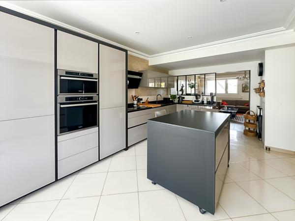 Maison d'architecte avec piscine , Verrières-le-Buisson , DPE C, pompe à chaleur, Isolation intérieur et exterieur,  TRÈS bon état