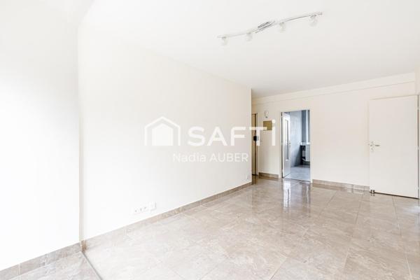 À la recherche d'un appartement lumineux, rénové et avec un espace extérieur !