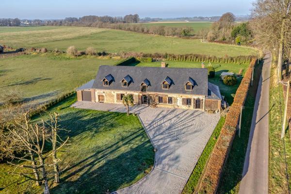 briques et silex sur terrain plat, 281 m2 6-7 chambres / beaux volumes de vie