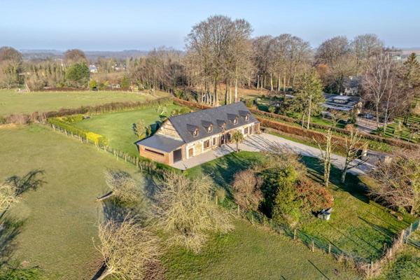 briques et silex sur terrain plat, 281 m2 6-7 chambres / beaux volumes de vie