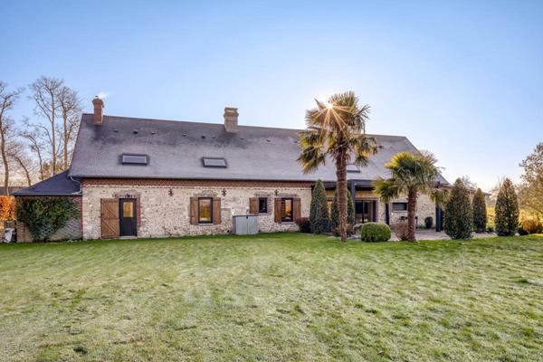 briques et silex sur terrain plat, 281 m2 6-7 chambres / beaux volumes de vie