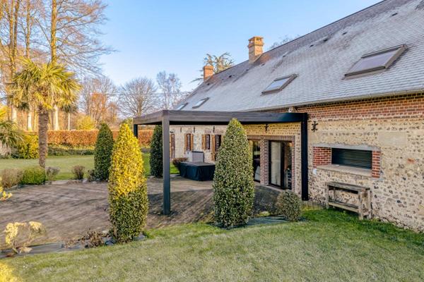 briques et silex sur terrain plat, 281 m2 6-7 chambres / beaux volumes de vie