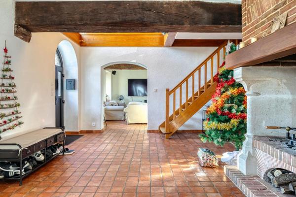 briques et silex sur terrain plat, 281 m2 6-7 chambres / beaux volumes de vie